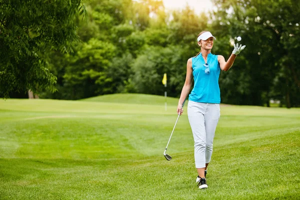 Shes Got Ball Now Shot Woman Golf Course — Stock Photo, Image