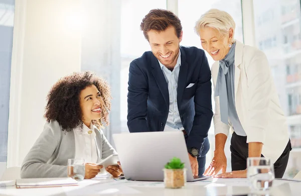 Laptop Gülen Mutlu Adamları Ofis Başarısına Kpi Raporuna Veya Marka — Stok fotoğraf