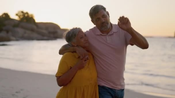 在海滩边散步边聊天 度假和放松的自由 快乐的男人 女人和老年人在爱情 对话和幸福的海洋 日落和支持中 — 图库视频影像