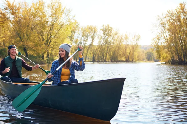 주말에 실내에 처박혀 있는걸본 없잖아 호수에서 카누를 — 스톡 사진