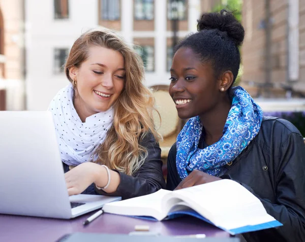 Kommunikation Kvinnliga Studenter Campus Med Laptop Och Bok Lagarbete Eller — Stockfoto