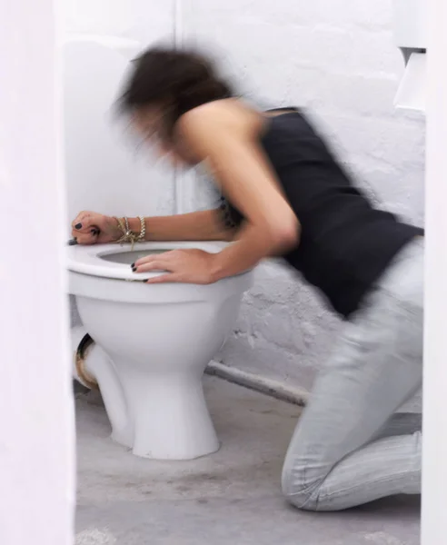 Tuvalet Hasta Kadın Iştahsızlık Depresyon Kaygı Çekerken Kusuyor Stres Banyo — Stok fotoğraf