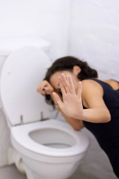 Μπάνιο Χέρι Και Άρρωστη Γυναίκα Στο Πάτωμα Που Πάσχουν Από — Φωτογραφία Αρχείου
