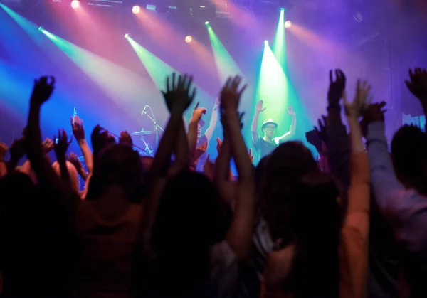 Fans Menschen Oder Tanz Bei Konzerten Musikfestivals Oder Nachtpartys Neonlichtern — Stockfoto