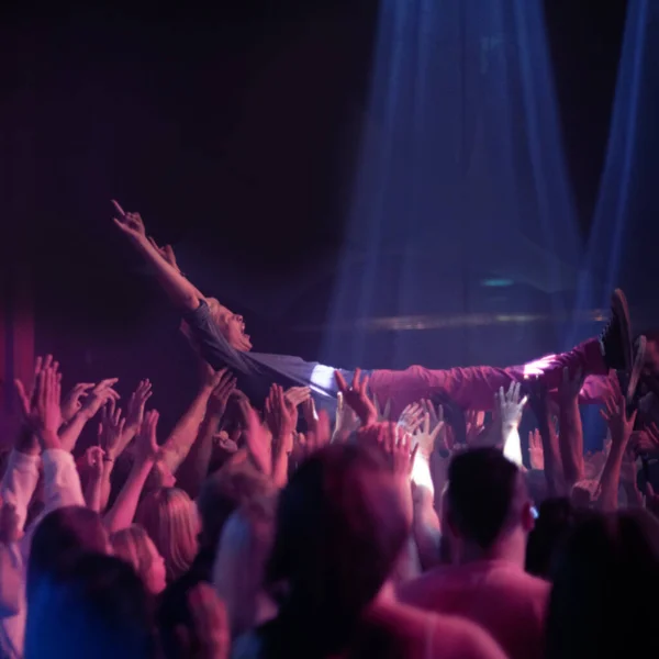 Publiek Surfen Mensen Muziekfestival Rockconcert Neon Lichten Energie Live Show — Stockfoto