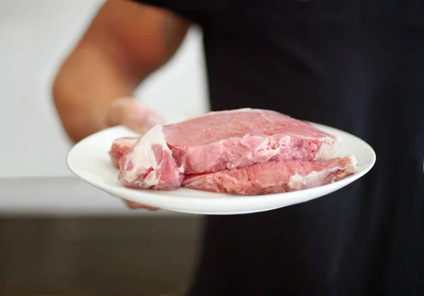 Nahrung Eiweiß Und Ein Teller Rohes Steak Der Hand Eines — Stockfoto