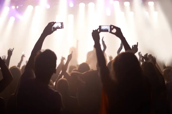 Zene Fesztivál Közönség Kezei Telefonnal Képekhez Ünnepléshez Élvezethez Éjszaka Koncert — Stock Fotó