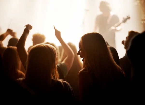 Mulheres Amigos Fãs Entusiasmados Festival Música Luzes Multidão Silhueta Performance — Fotografia de Stock