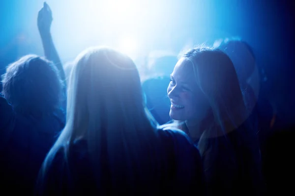 Uśmiech Kobiety Tłumie Festiwalu Muzycznym Niebieskie Światło Szczęście Koncercie Żywo — Zdjęcie stockowe