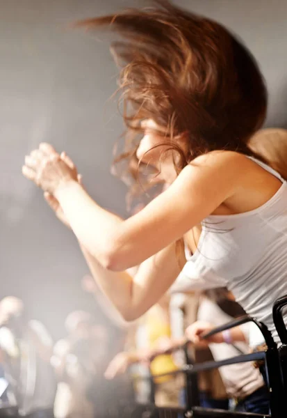 Taniec Kobieta Rzędzie Ogrodzenia Festiwal Muzyczny Fan Oglądania Koncertu Rockowego — Zdjęcie stockowe