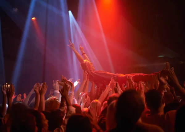 人群冲浪 灯光和人们在音乐节 霓虹灯和能量在现场音乐会活动 在摇滚音乐表演的舞台上 娱乐和一群兴奋的歌迷 观众手拿着歌迷 — 图库照片