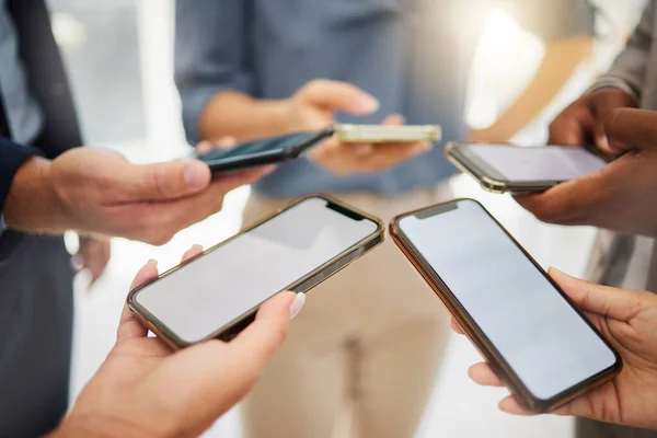 Gruppe Geschäftsleute Und Leere Telefonbildschirme Für Attrappen Mobile Apps Und — Stockfoto