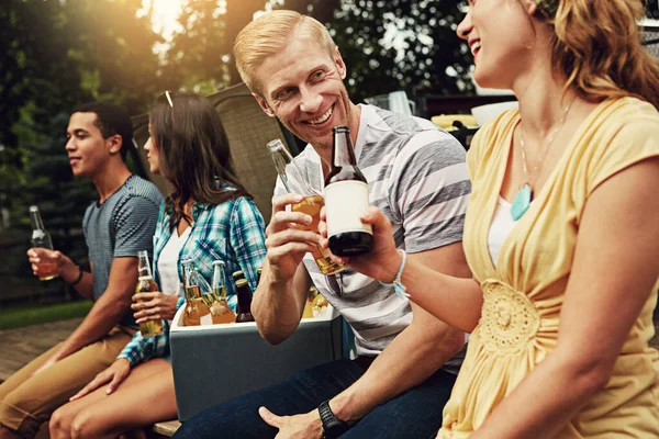 Vamos Beber Aos Bons Tempos Jovem Conversando Com Amigo Uma — Fotografia de Stock