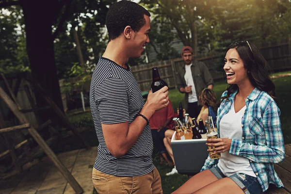コンボに巻き込まれた 屋外のパーティーでおしゃべりをしている若い男女が — ストック写真