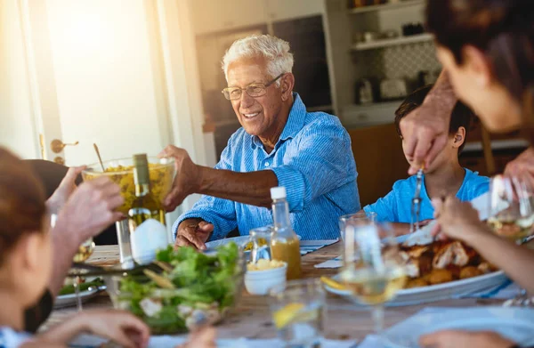 Herkese Yeter Artar Bile Mutlu Bir Aile Dışarıda Birlikte Yemek — Stok fotoğraf