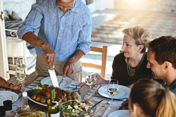 Aileyle Öğle Yemeği Yedim Olgun Bir Adam Dışarıda Ailesiyle Yemek — Stok fotoğraf