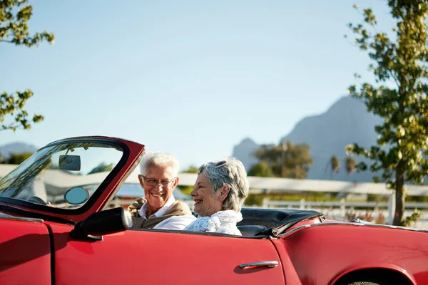 Pensionering Givande Tid Livet Ett Seniorpar Bilresa — Stockfoto