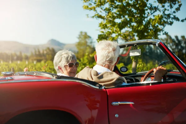Die Freuden Eines Roadtrips Sind Die Vorfreude Seniorenpaar Auf Roadtrip — Stockfoto