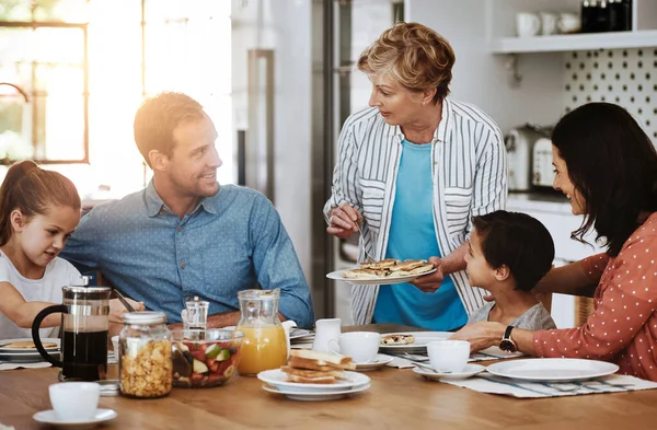 Cualquiera Por Segundas Raciones Una Familia Multigeneracional Disfrutando Del Desayuno — Foto de Stock