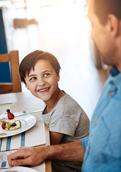 早餐是最好的与你 一个父亲和他的小儿子在家里一起吃早餐 — 图库照片