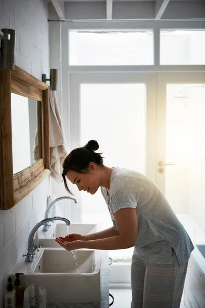 Thatll Wake You Right Attractive Young Woman Washing Bathroom — Stock Photo, Image