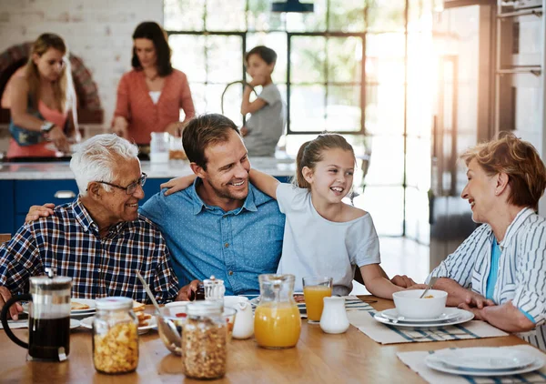 Samen Ontbijten Zegeningen Delen Een Multi Generationele Familie Genieten Van — Stockfoto