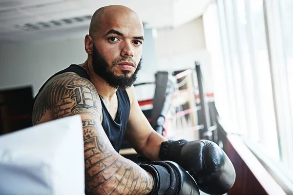 stock image The boxing ring brings out the beast in me. Portrait of a young man training in a boxing ring