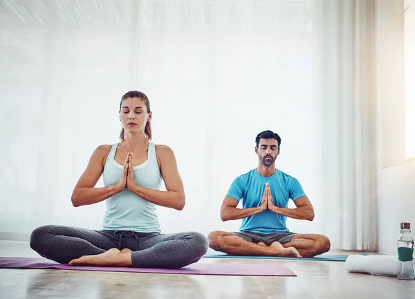 Méditation Traîne Avec Ton Âme Couple Pratiquant Yoga Maison — Photo
