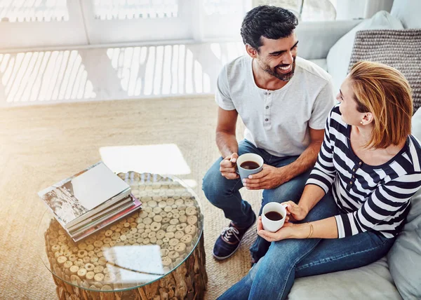 跟我说说你的一天吧 一对深情的年轻夫妇在家里喝咖啡的镜头 — 图库照片