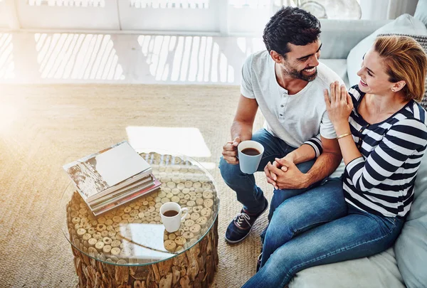 花时间只是彼此交谈 一对深情的年轻夫妇在家里喝咖啡的高角镜头 — 图库照片