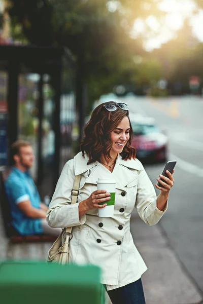 刚刚得到了咖啡 想见面 一个快乐的年轻女子在城市里散步 — 图库照片