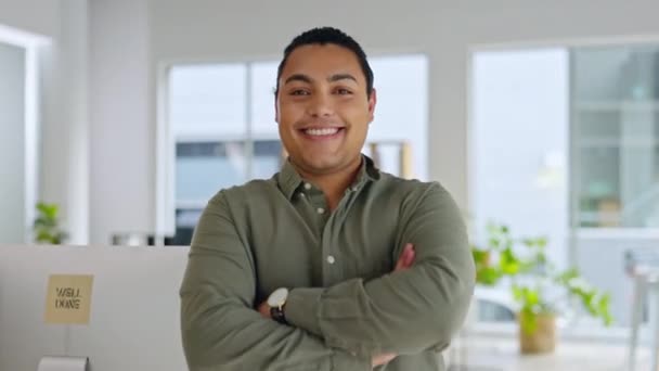 Brațele Încrucișate Portretul Sau Omul Fericit Birou Zâmbetul Succesul Afacerii — Videoclip de stoc