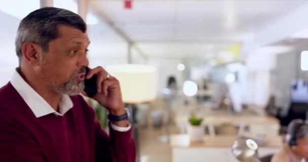 Старший Бизнесмен Телефонный Звонок Общение Собеседником Сетью B2B Контакт Компанией — стоковое видео