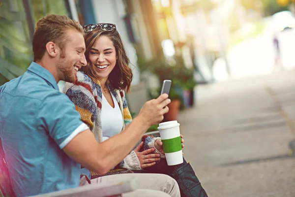 我们应该把我们的自拍贴在网上 一对快乐的年轻夫妇一起用智能手机在市中心度过一天 — 图库照片