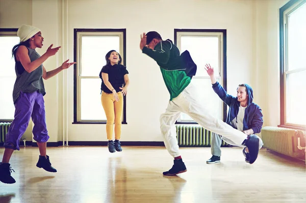 Dans Aşklarını Onurlandırmak Için Stüdyoda Dans Eden Bir Grup Genç — Stok fotoğraf