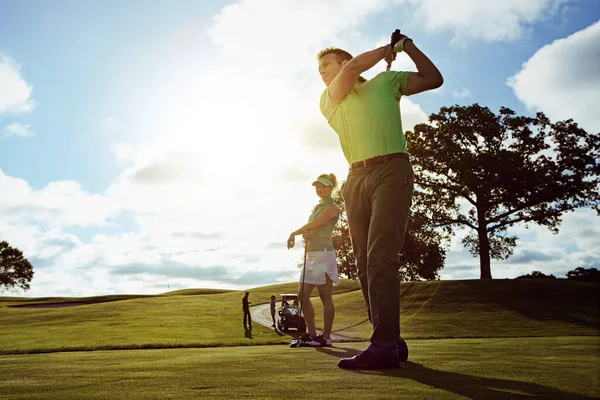 Cuando Balanceas Estás Ganando Una Pareja Jugando Golf Juntos Fairway — Foto de Stock