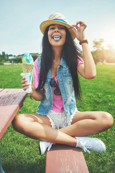 私の舌は青い 公園でアイスクリームを楽しむ魅力的な若い女性の肖像画 — ストック写真