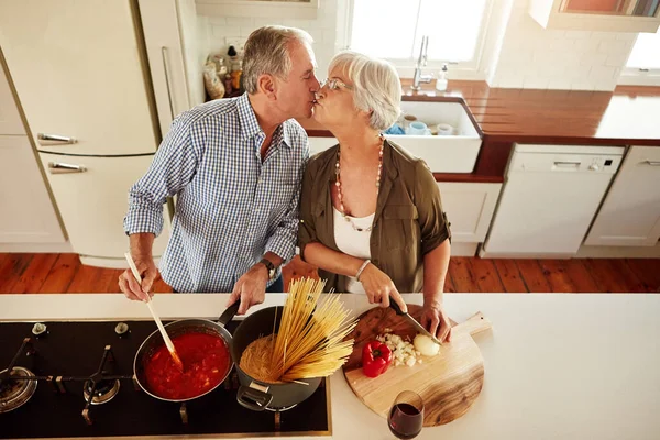 Kiss Better Cook Affectionate Couple Preparing Meal Kitchen — Stock Photo, Image