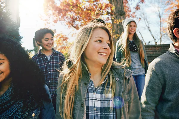 Együtt Megyünk Egy Csapat Tinédzser Akik Együtt Élvezik Őszi Napot — Stock Fotó