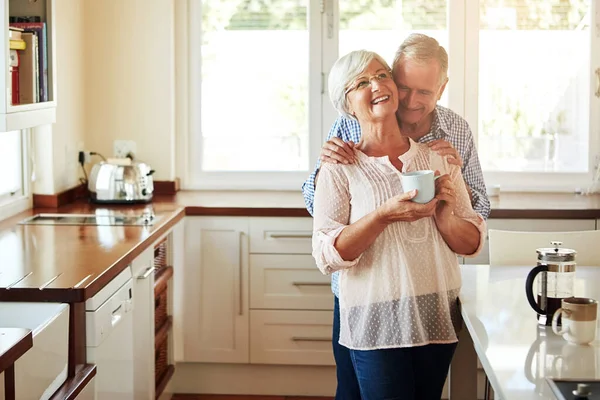 Onu Özlediğini Belli Etmeye Çalışıyor Mutfakta Sevgi Dolu Yaşlı Bir — Stok fotoğraf