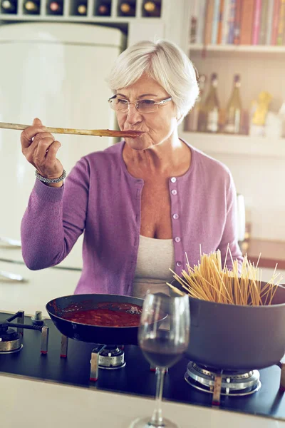 Еда Напомнить Нам Давно Забытом Опыте Пожилая Женщина Готовит Кухне — стоковое фото