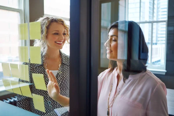 Succes Maken Als Team Twee Zakenvrouwen Brainstormen Met Zelfklevende Notities — Stockfoto