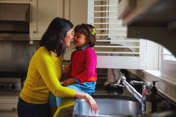 Makkelijk Afwassen Een Jonge Moeder Haar Dochter Bonding Door Keuken — Stockfoto