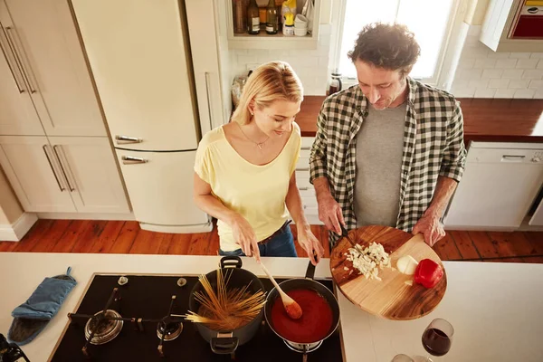 Cozinhar Juntos Tempo Qualidade Juntos Casal Cozinhar Uma Refeição Juntos — Fotografia de Stock