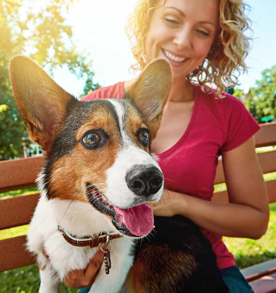和她最喜欢的毛茸茸的朋友共度美好时光 在公园里和她的狗亲近的年轻女人 — 图库照片