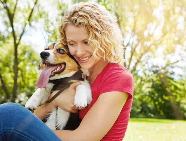 如此可爱和舒适 在公园里和她的狗亲近的年轻女人 — 图库照片