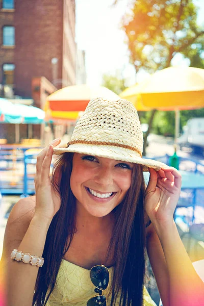 夏にぴったりの帽子です 屋外カフェに座っている魅力的な若い女性の肖像画 — ストック写真
