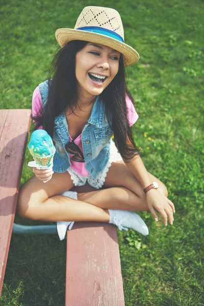 夏は笑顔と甘いお菓子のためです 公園でアイスクリームを楽しむ魅力的な若い女性が — ストック写真