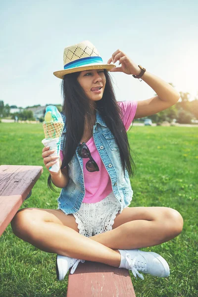 彼女の好きなアイスクリームの店 公園でアイスクリームを楽しむ魅力的な若い女性が — ストック写真