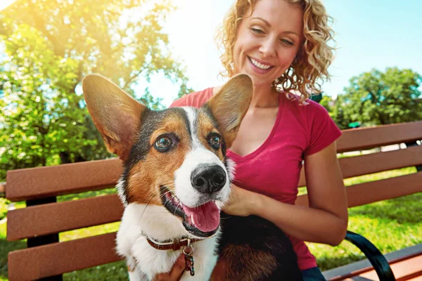 和你的狗在一起的时间每一秒都是值得的 在公园里和她的狗亲近的年轻女人 — 图库照片